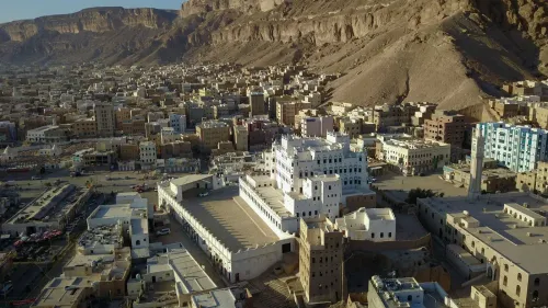 صورة جوية لمدينة سيئون، تظهر المباني التقليدية والحديثة محاطة بالجبال، تعكس أهمية المدينة الاستراتيجية في حضرموت.