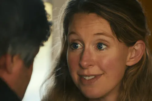 إليزابيث هولمز في مشهد من الفيلم الوثائقي "You Can See Everything" تعكس إيمانها بروايتها وسط قصة احتيال ثيرانوس.
