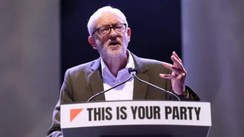 يتحدث جيريمي كوربين في مؤتمر، معبرًا عن قضايا المسلمين البريطانيين ودعمهم للعدالة الاجتماعية.