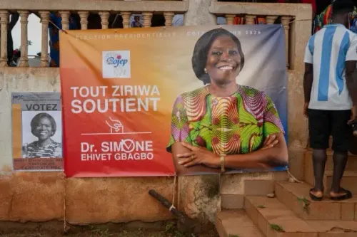 لافتة دعائية لدعم الدكتورة سيمون غباغبو، مرشحة الانتخابات الرئاسية في ساحل العاج، تظهر صورة لها مع عبارة تشجيعية.