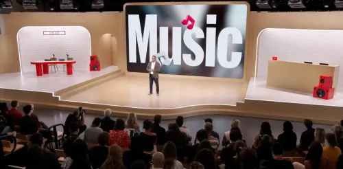 رجل يقدم ميزة الذكاء الاصطناعي الجديدة Ask Music على منصة يوتيوب ميوزيك أمام جمهور في مؤتمر Made On YouTube.