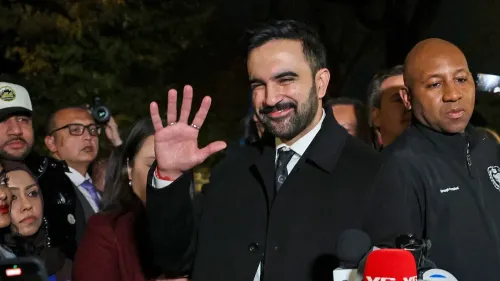 زهران كوامي ممداني، عمدة نيويورك المنتخب، يحيي أنصاره بعد فوزه التاريخي في الانتخابات، محاطاً بمؤيديه.