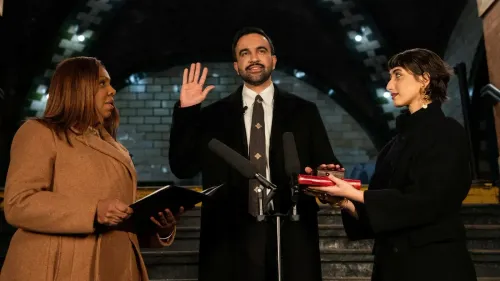 أدى زهران ممداني اليمين الدستورية كأول عمدة مسلم لنيويورك، مستخدمًا مصحف جده في حفل خاص تحت ميدان تايمز سكوير.