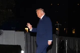 دونالد ترامب يغادر البيت الأبيض ليلاً، حيث يعكس المشهد التوترات السياسية المرتبطة بقضية سمارت ماتيك واتهامات غسيل الأموال.