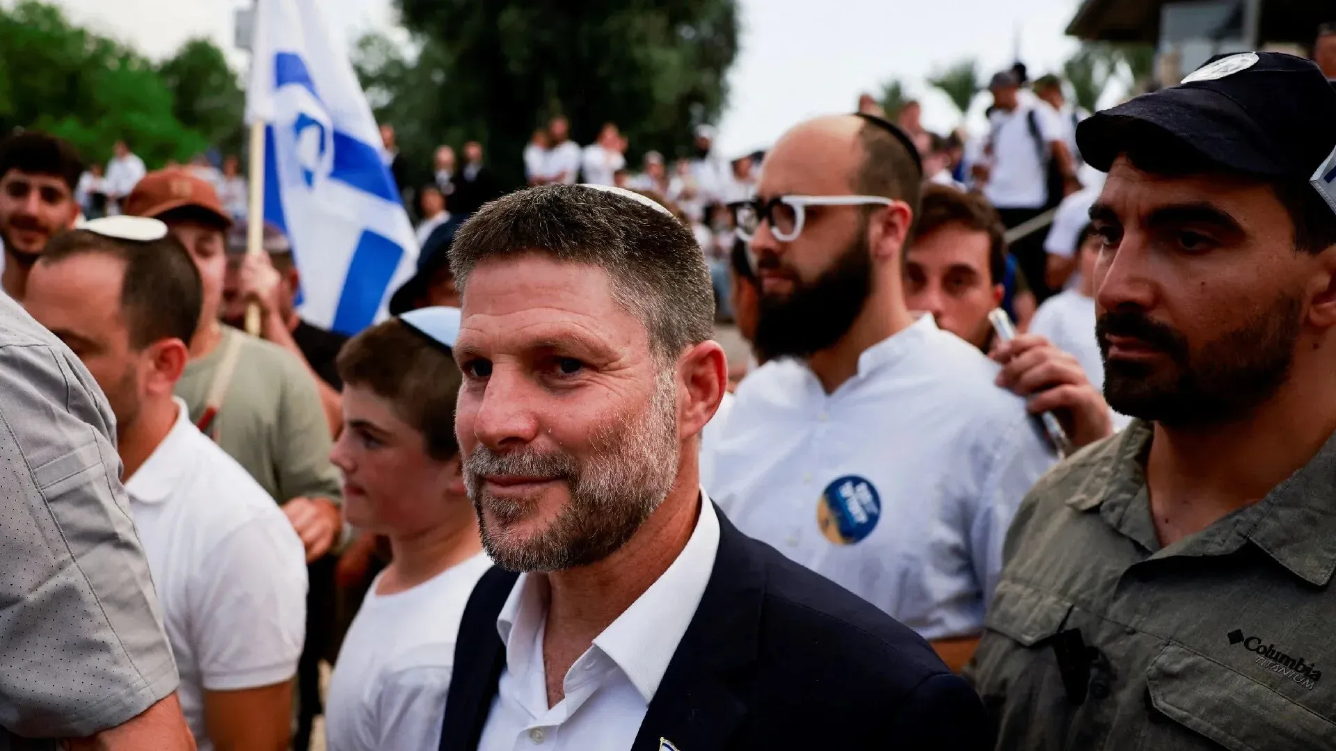 سموتريتش يتحدث في مسيرة يوم القدس، مطالبًا بتوسيع حدود إسرائيل واستعادة الهيكل اليهودي في المسجد الأقصى، وسط حشود مؤيدة.