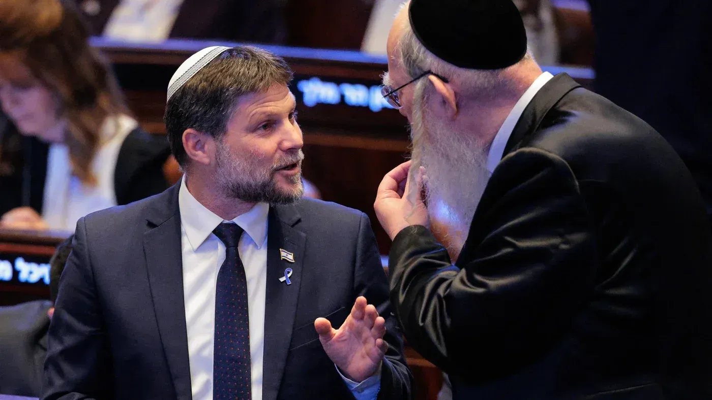 سموتريتش، وزير المالية الإسرائيلي، يتحدث مع أحد المشرعين في البرلمان، وسط مناقشات حول العنف في المجتمعات الفلسطينية.