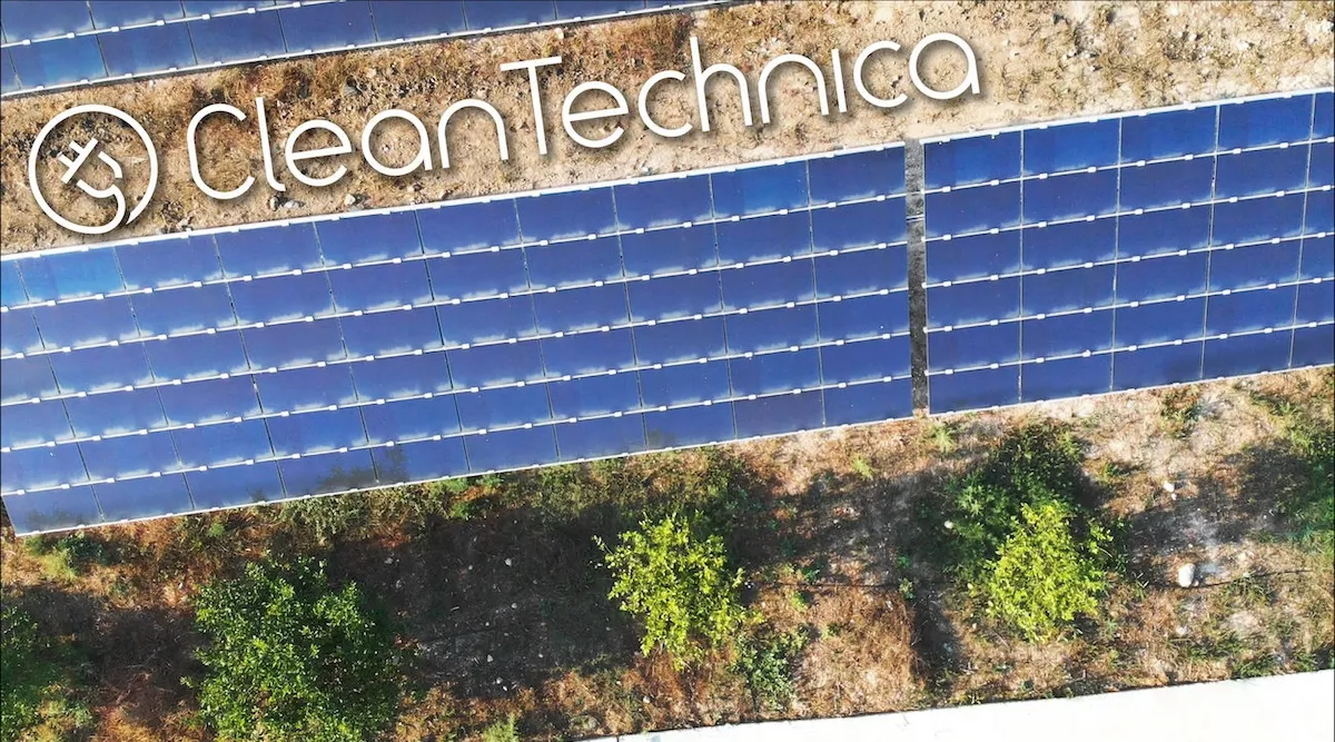ألواح شمسية مرتبة على الأرض مع شعار CleanTechnica، تعكس أهمية الطاقة الشمسية والتخزين في شبكة الطاقة النظيفة بالولايات المتحدة.