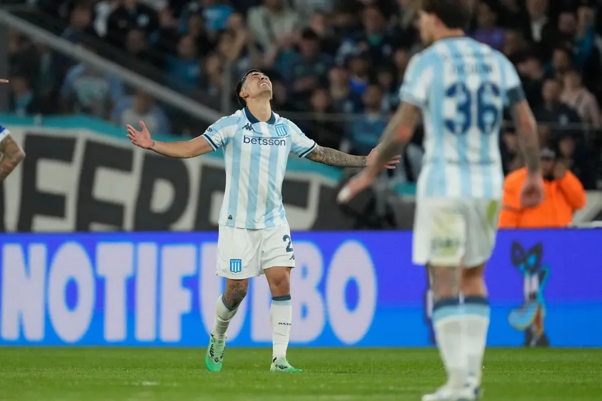 سانتياغو سولاري، لاعب راسينغ كلوب، يحتفل بتسجيل هدف الفوز في مباراة كوبا ليبرتادوريس ضد فيليز سارسفيلد.