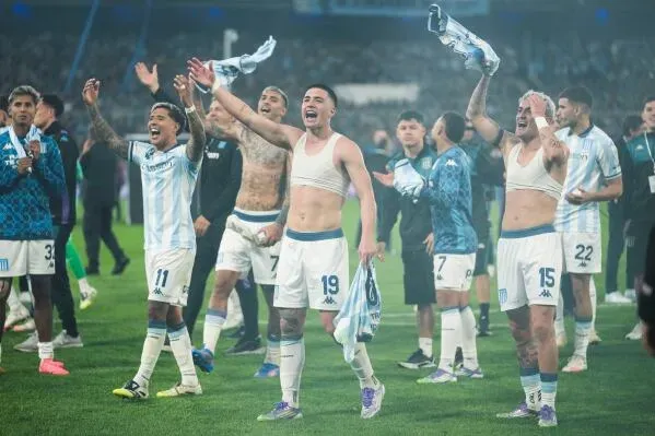 فرحة لاعبي راسينغ كلوب بعد الفوز على فيليز سارسفيلد 1-0، وتأهلهم إلى نصف نهائي كوبا ليبرتادوريس للمرة الأولى منذ 1997.