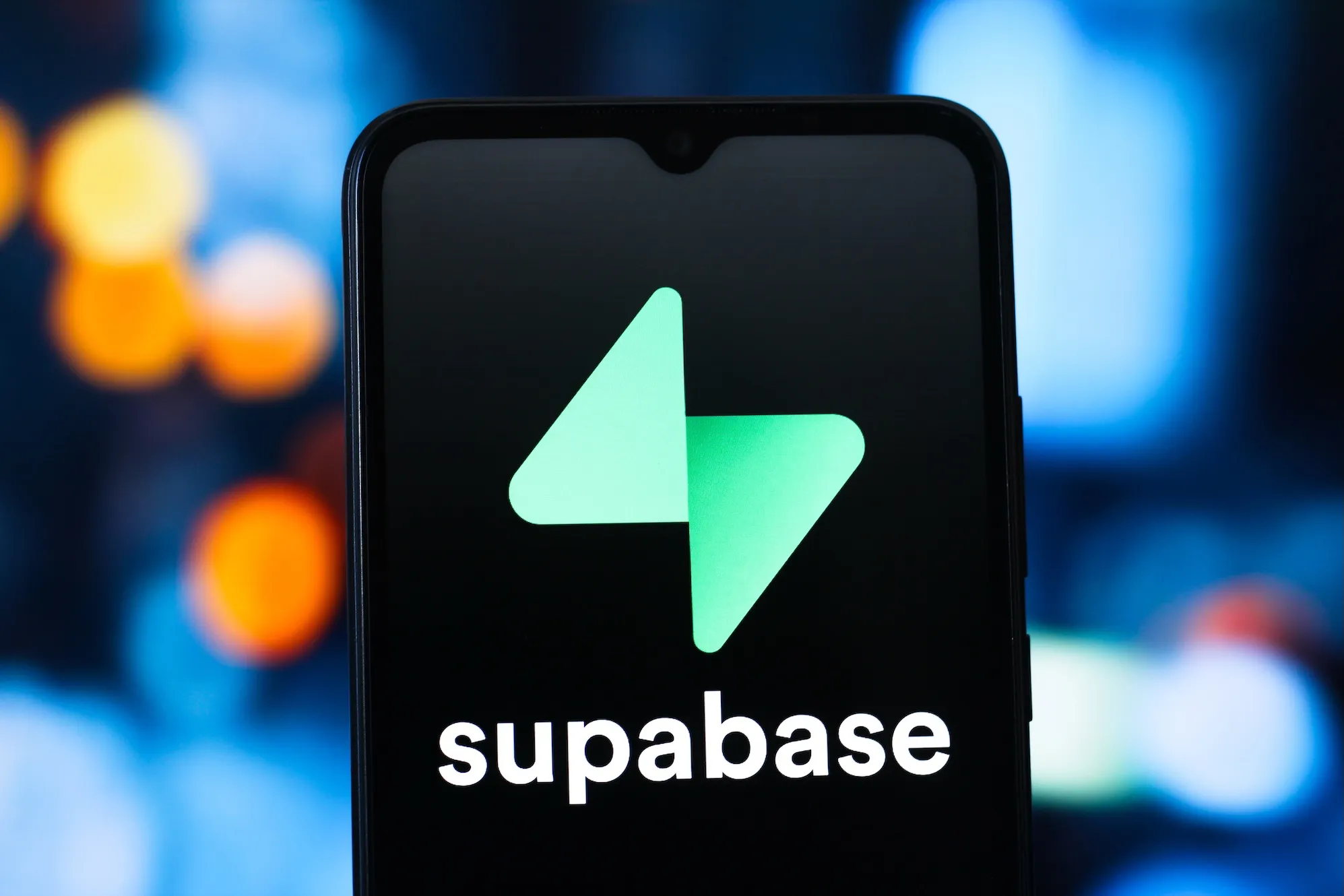 شعار منصة Supabase على شاشة هاتف ذكي مع خلفية ضبابية، يرمز إلى قضايا أمان قواعد البيانات في تطبيقات الذكاء الاصطناعي.
