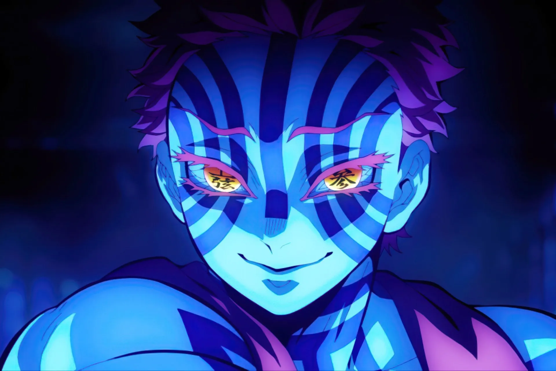 شخصية أنمي "Demon Slayer" بوجه ملون بخطوط زرقاء وعيون برتقالية تحمل رموز يابانية، تعكس الطابع الثقافي والقصصي للأنمي الياباني.