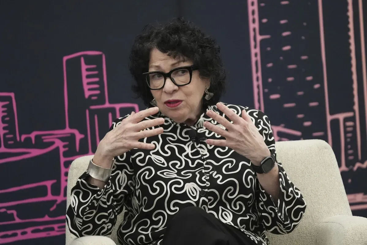 القاضية سونيا سوتومايور تتحدث في حدث بميامي، مشددة على أهمية احترام الأحكام القضائية للحفاظ على سيادة القانون.