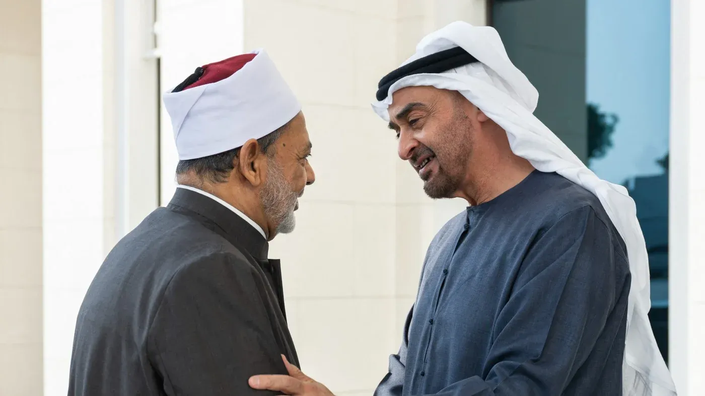 لقاء بين الإمام الأكبر أحمد الطيب وولي عهد الإمارات محمد بن زايد، يعكس الدعم المتبادل في ظل التوترات الإقليمية.