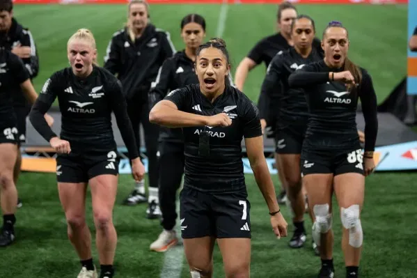 فريق نيوزيلندا للسيدات يؤدي رقصة تقليدية قبل المباراة، مع التركيز على القائدة التي تعبر عن الحماس والثقة.