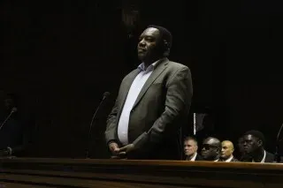 مثل رئيس الشرطة الجنوب أفريقية، فاني ماسيمولا، أمام المحكمة بتهم فساد تتعلق بعقد صحي بقيمة 360 مليون راند، وسط حضور ضباط آخرين متورطين.