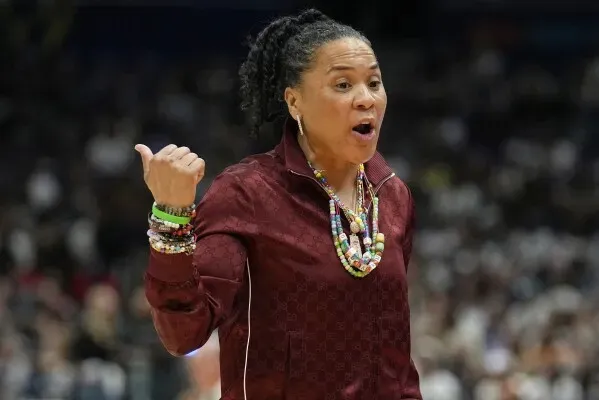 داون ستالي، مدربة فريق جاميكوكز، تعبر عن حماسها خلال مباراة NCAA، حيث تسعى للفوز بالبطولة الثالثة في أربع سنوات.