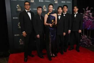 فريق "HUNTR/X" يحتفل بجائزة غرامي لأغنية "جولدن" في حفل توزيع الجوائز، مما يعكس صعود موسيقى البوب الكورية عالميًا.