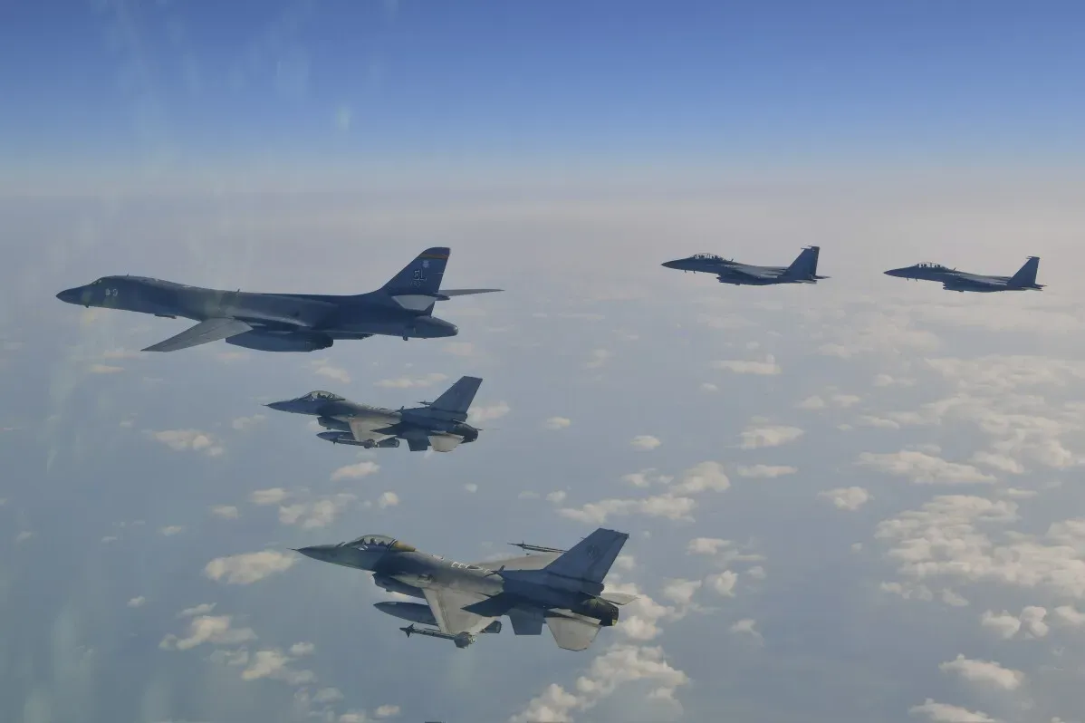 تشكيلة من الطائرات العسكرية، تشمل قاذفة B-1B وطائرات F-35 وF-16، خلال تدريبات جوية مشتركة فوق شبه الجزيرة الكورية.