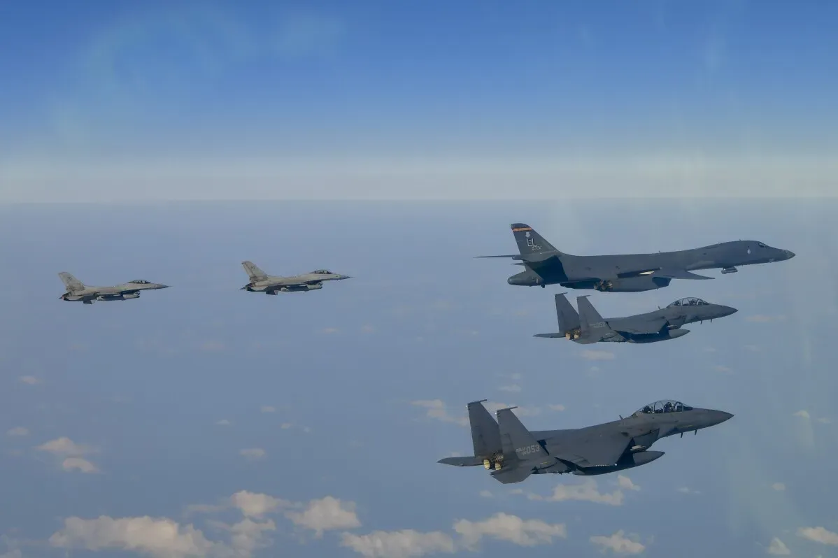 تشكيل جوي يضم قاذفة B-1B وطائرات مقاتلة F-35 وF-15 وF-16 خلال تدريبات عسكرية مشتركة بين الولايات المتحدة وكوريا الجنوبية.
