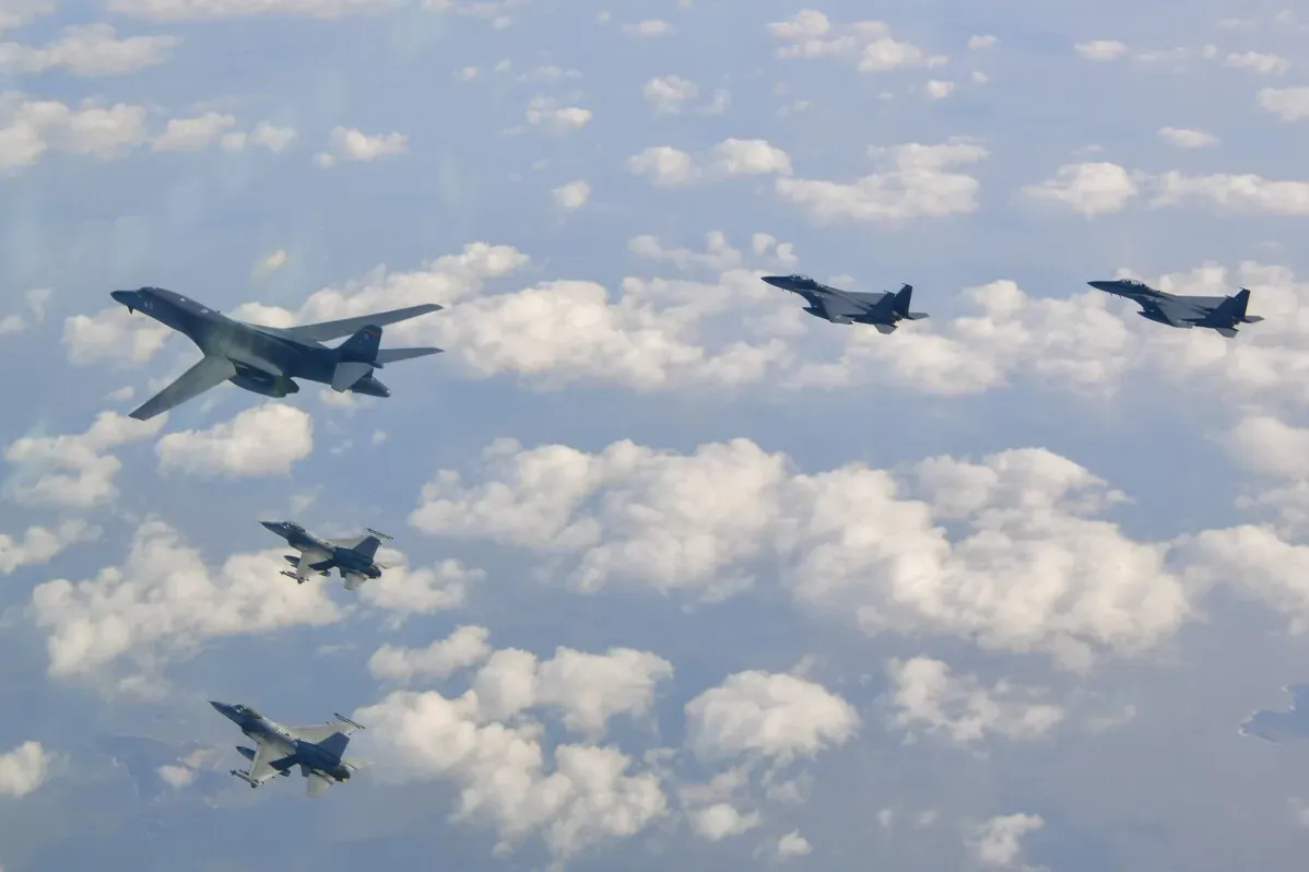 تشكيل جوي يضم قاذفة B-1B أمريكية وطائرات مقاتلة كورية جنوبية من طراز F-35 وF-15 وF-16 خلال تدريبات مشتركة فوق شبه الجزيرة الكورية.