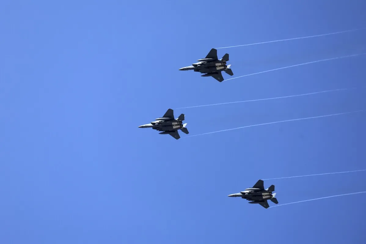أربع طائرات مقاتلة من طراز KF-16 تحلق في السماء الزرقاء، في سياق تدريبات عسكرية، بعد حادثة سقوط قنابل على منطقة مدنية.