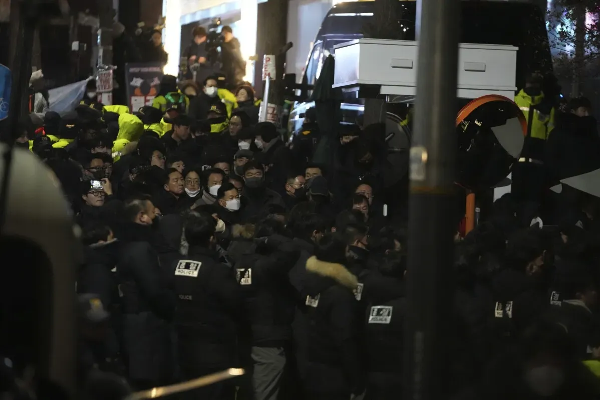 تجمع حشود من ضباط الشرطة والمحتجين أمام مجمع الرئيس المعزول يون سوك يول في سيئول، وسط توتر متزايد حول اعتقاله.
