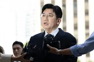 تظهر الصورة Bang Si-Hyuk، رئيس مجلس إدارة HYBE، وهو يتحدث للصحفيين في سيول بعد إعلان الشرطة عن إجراءات قانونية ضده بتهمة الاحتيال.