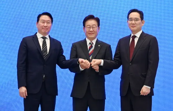 الرئيس الكوري الجنوبي وقادة Samsung وSK Hynix يعلنون استثمار 518 مليار دولار لإنشاء مجمع تصنيع رقائق الذكاء الاصطناعي جنوب غرب كوريا.