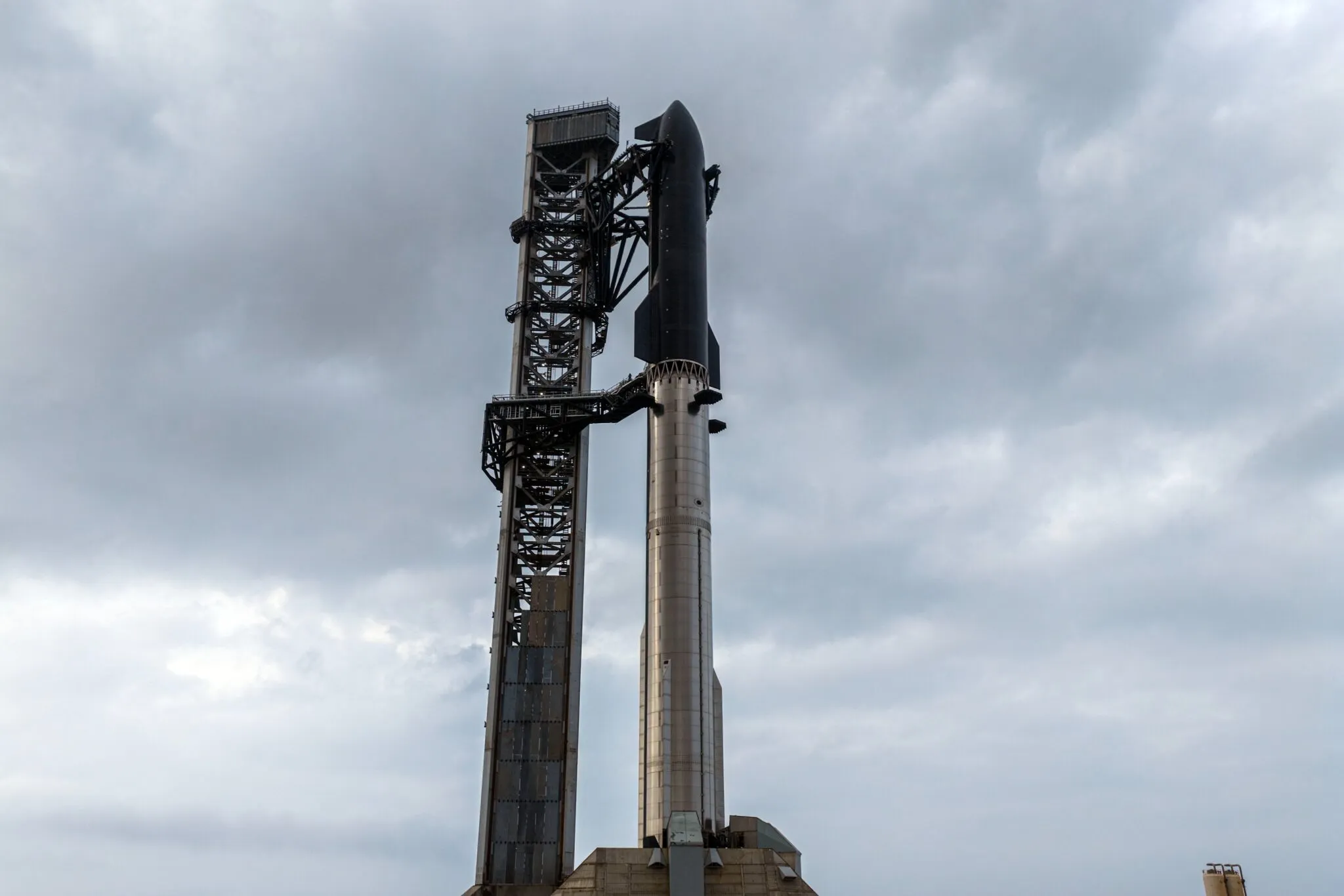 صاروخ Starship العملاق من SpaceX واقف على منصة الإطلاق في تكساس استعداداً لأول مهمة مدارية تحمل أقمار ستارلينك تشغيلية.