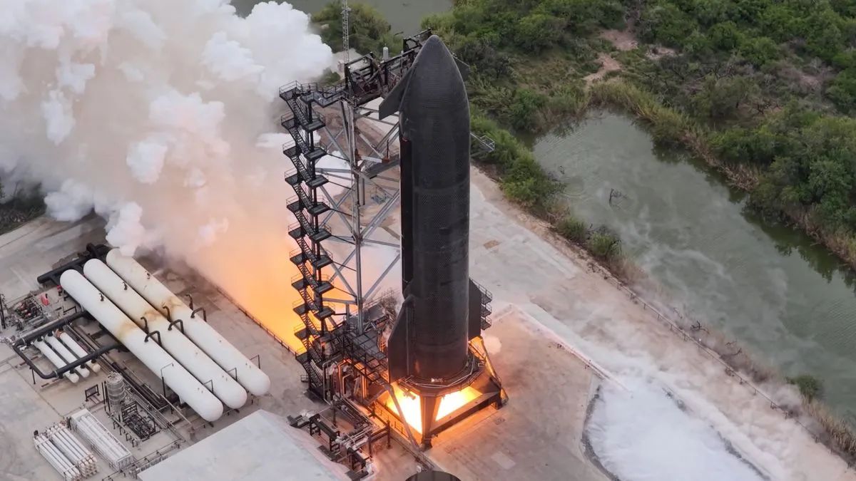 صاروخ Starship من SpaceX يشعل محركاته في اختبار ثابت استعداداً للرحلة الاختبارية الخامسة عشرة التي قد تشمل التقاط المرحلتين معاً.