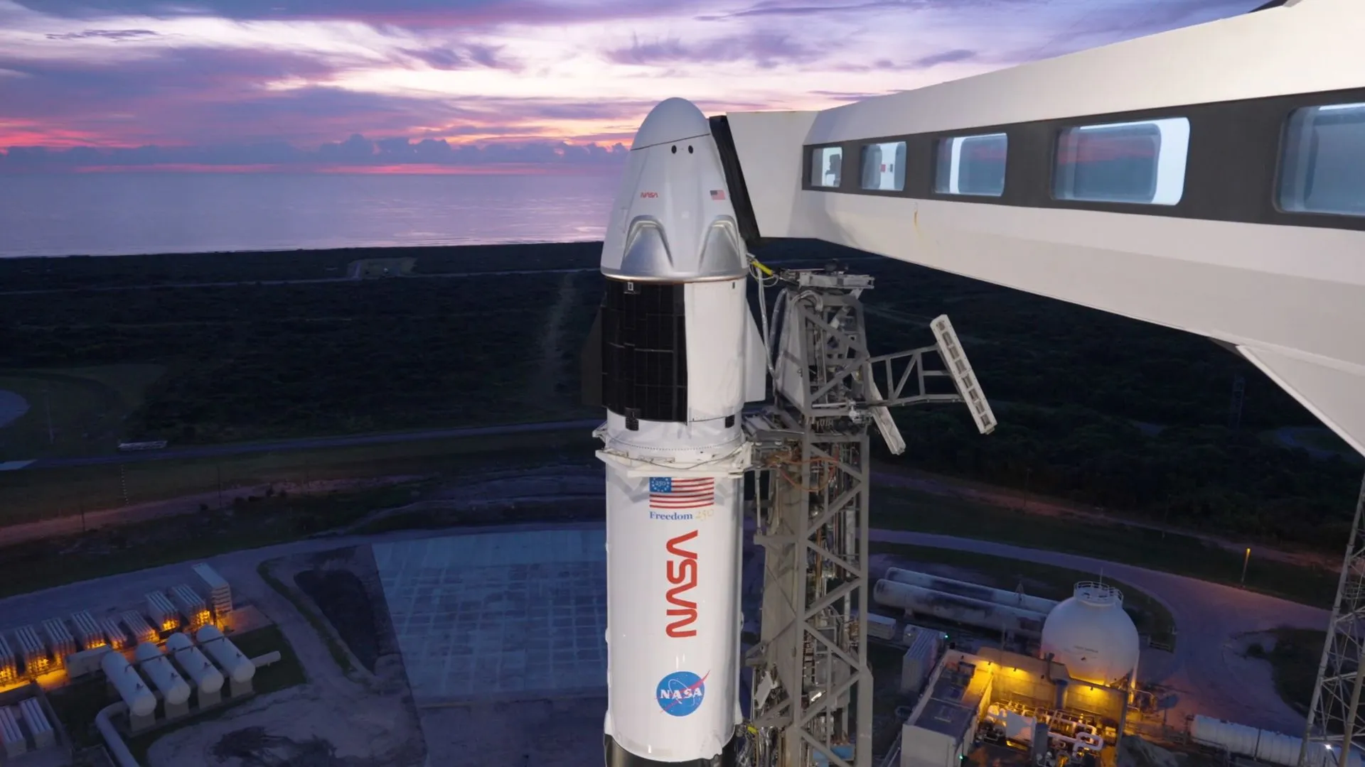 صاروخ SpaceX مزود بكبسولة Crew Dragon جاهز للإطلاق من منصة كيب كانافيرال ضمن مهمة ناسا Crew-13 إلى محطة الفضاء الدولية.