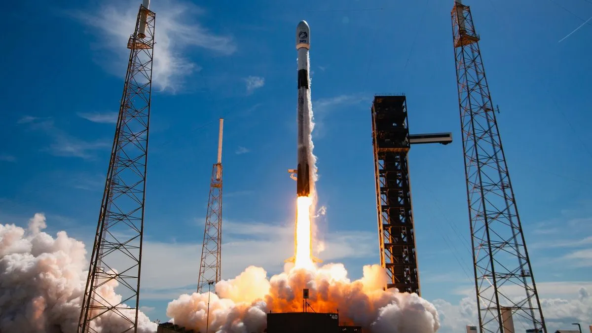 إطلاق صاروخ Falcon 9 من قاعدة Cape Canaveral حاملاً أقمار SES O3b mPOWER، مع تصاعد اللهب والدخان في سماء صافية.