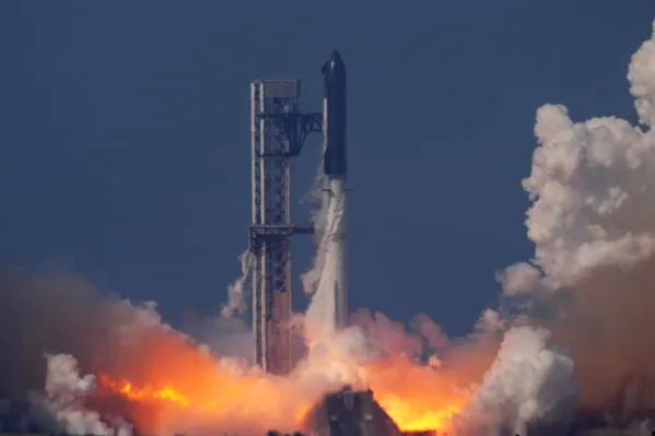 صاروخ Starship من SpaceX ينطلق نحو السماء، مشكلاً سحابة من الدخان والغازات، في اختبار مهم للبرنامج القمري Artemis.
