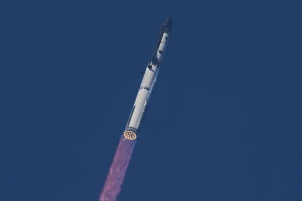صاروخ Starship من SpaceX ينطلق نحو السماء، مطلقًا 20 قمرًا صناعيًا من طراز Starlink، في رحلة اختبارية نحو القمر.