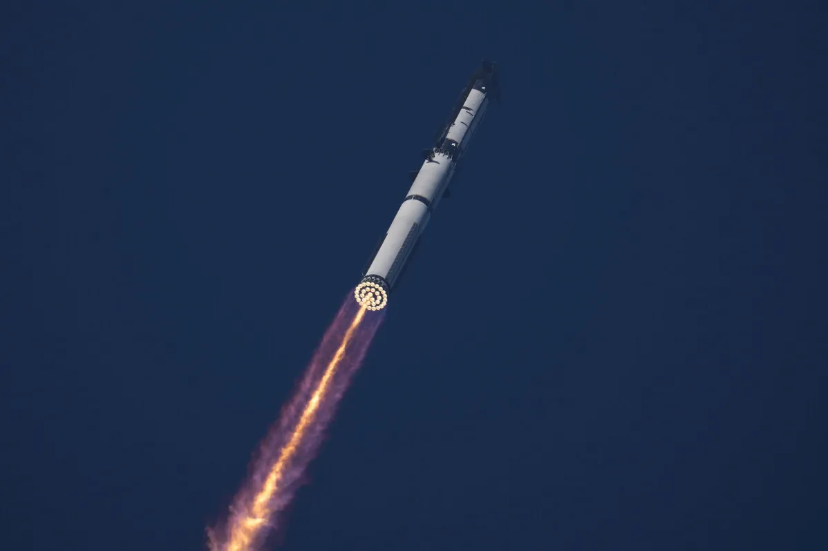 مركبة Starship العملاقة التابعة لشركة SpaceX تطلق محركاتها في رحلة اختبارية تحمل 20 قمراً صناعياً من Starlink فوق سماء صافية.