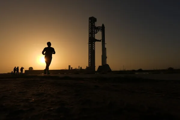 مركبة Starship العملاقة في قاعدة إطلاق SpaceX بتكساس عند غروب الشمس استعداداً لرحلة اختبارية تحمل أقمار Starlink الصناعية.