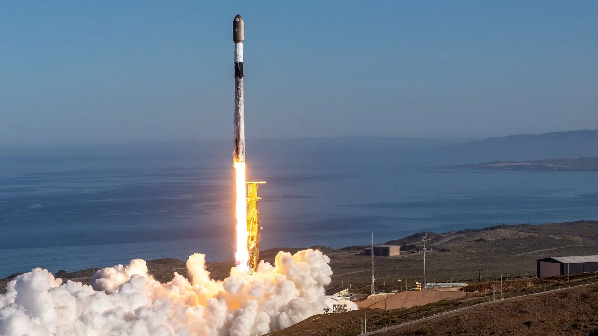 إطلاق صاروخ Falcon 9 من قاعدة Vandenberg في كاليفورنيا ضمن مهمة سرية USSF-259 لقوة الفضاء الأمريكية في 2026.