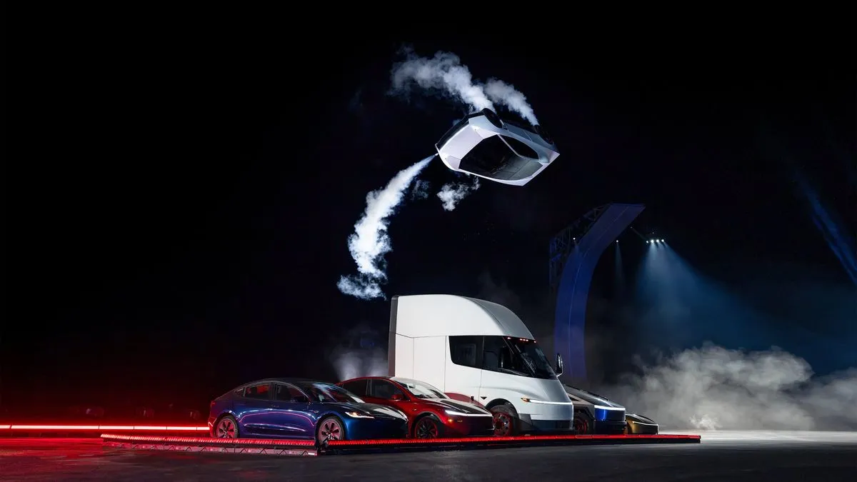 سيارة Tesla Roadster الجديدة تؤدي قفزة بهلوانية في عرض SpaceX بتكساس، مع دافعات غاز بارد تحركها في الهواء فوق مركبات Tesla الأخرى.