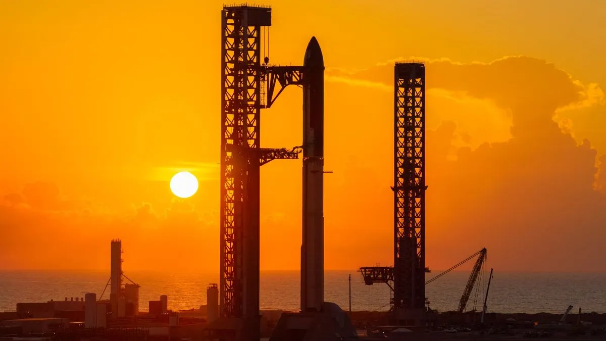 صاروخ Starship العملاق لشركة SpaceX على منصة الإطلاق في تكساس عند غروب الشمس استعداداً لأول رحلة مدارية تحمل أقمار Starlink الصناعية.