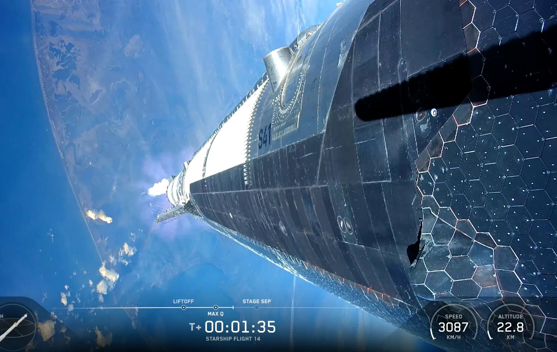مركبة Starship الفضائية التابعة لـSpaceX في مدار الأرض أثناء إطلاق أقمار Starlink الصناعية من الجيل الثالث لتعزيز الإنترنت الفضائي.