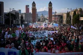 مظاهرة حاشدة في إسبانيا تطالب بتحسين أوضاع الإسكان، حيث تجمع الآلاف في ساحة عامة رافعين لافتات تعبر عن مطالبهم.