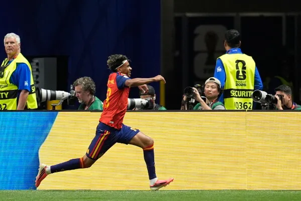 لامين يامال يحتفل بتسجيل هدفه الأول في كأس العالم، حيث يركض نحو الجماهير بعد أن وضع إسبانيا في المقدمة ضد السعودية.