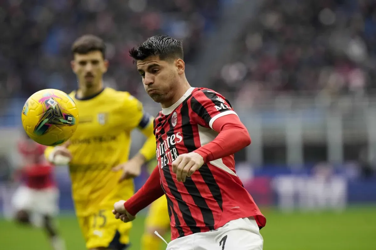 موراتا، لاعب ميلان، يستعد للسيطرة على الكرة خلال مباراة، مع حارس مرمى خلفه، في سياق انتقاله إلى غلطة سراي.