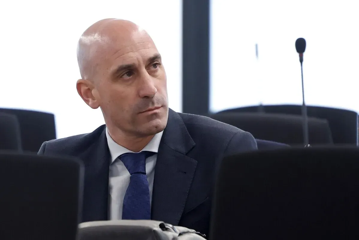 روبياليس يجلس في جلسة استماع قانونية، معبراً عن الجدية بعد قرار محكمة التحكيم الرياضي بشأن عقوبته بسبب السلوك غير اللائق.