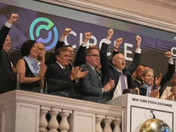 مؤسسو شركة Circle يحتفلون بإدراجهم في بورصة نيويورك، مع شعار الشركة خلفهم، في لحظة تاريخية لعملة USDC.