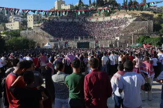 تجمّع حاشد في ميدان الهاشميين بعمّان لمتابعة مباراة المنتخب الأردني ضد الجزائر، حيث شهد تدافعًا أدى إلى إصابة 9 أشخاص ووفاة أحدهم.