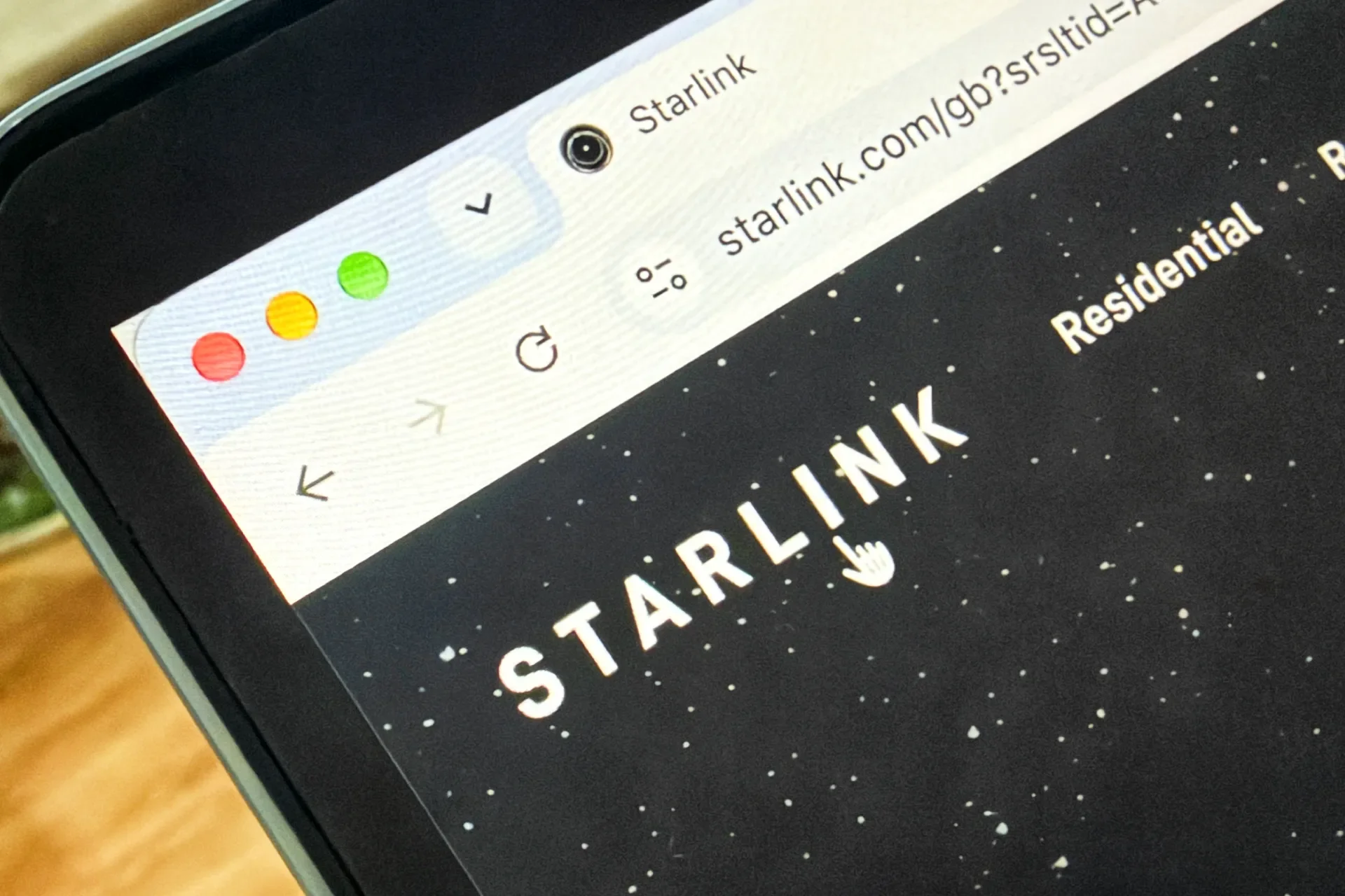 واجهة موقع Starlink على شاشة هاتف ذكي، تعبيراً عن خدمة الإنترنت الفضائي التي تعتمد عليها الطائرات المسيّرة الأوكرانية في الاتصال.