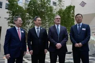 رئيس الوزراء البريطاني كير ستارمر مع قادة الأعمال في مركز مالي بشنغهاي، خلال زيارته لتعزيز العلاقات التجارية مع الصين.