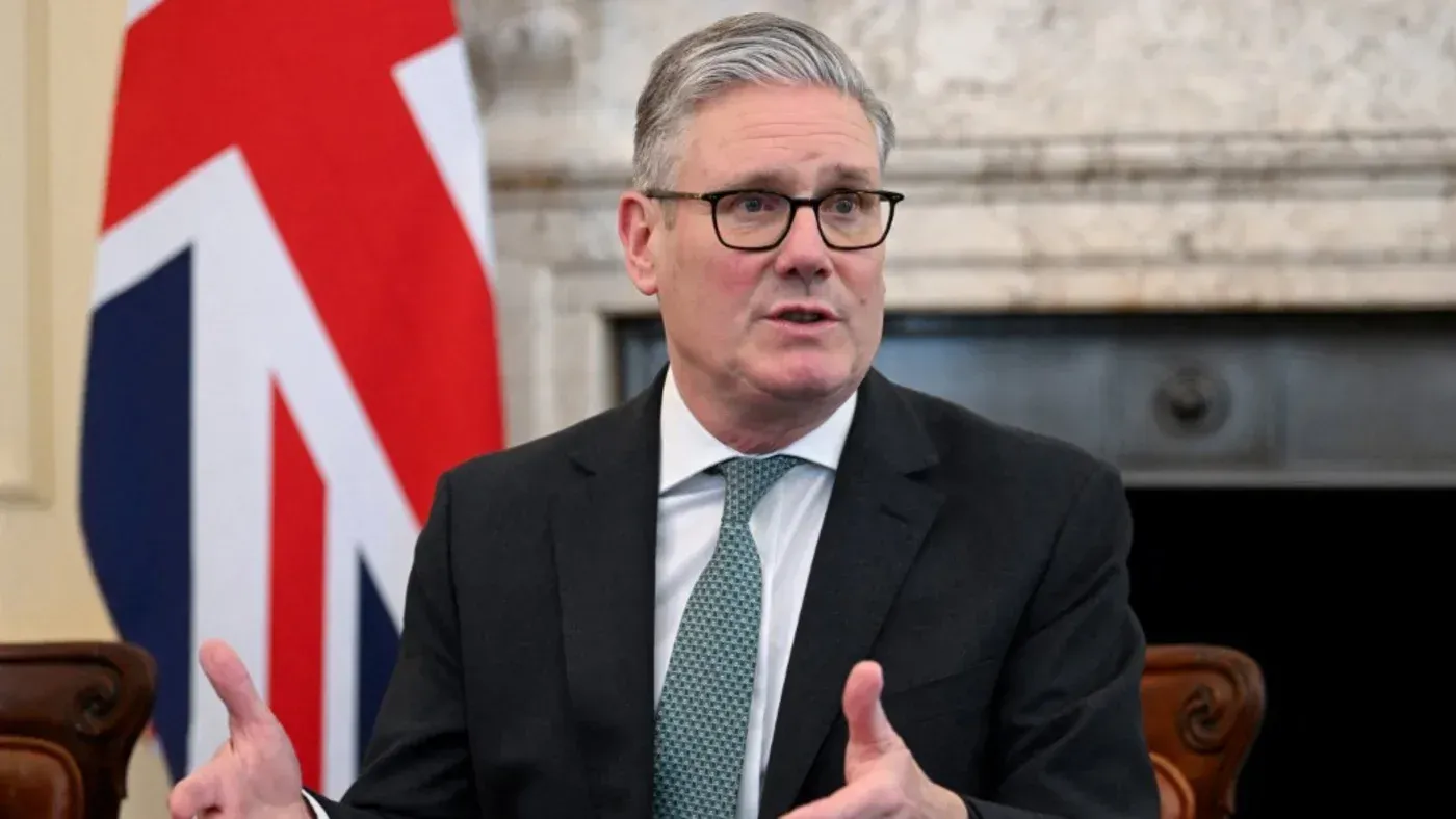 كير ستارمر، رئيس الوزراء البريطاني، يتحدث خلال اجتماع مع العلم البريطاني خلفه، مع التركيز على جهود دبلوماسية لفتح مضيق هرمز.