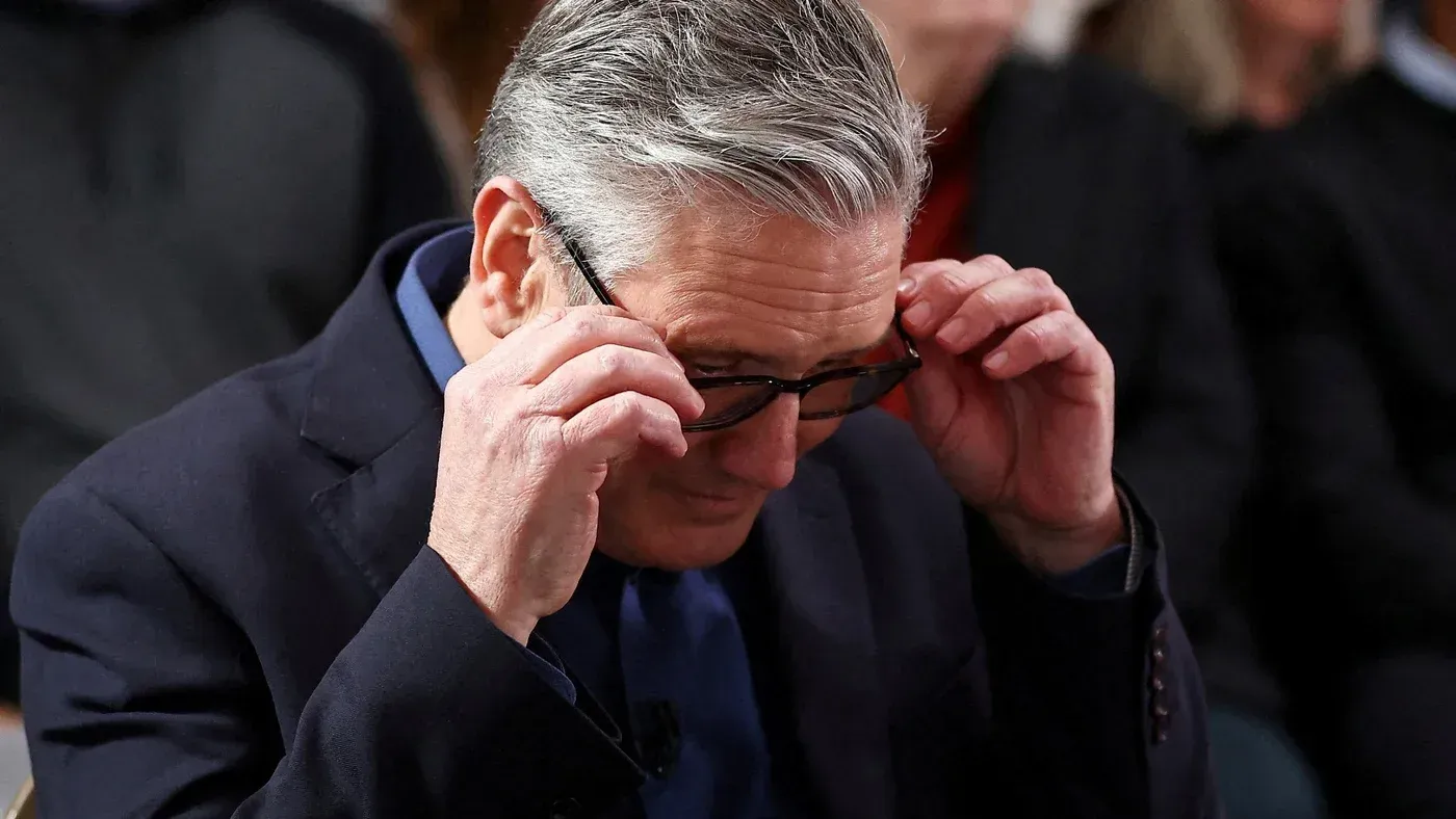 كير ستارمر، زعيم حزب العمال البريطاني، يضع نظارته أثناء حديثه في حدث عام، مع تعبير جاد يعكس التحديات السياسية الراهنة.